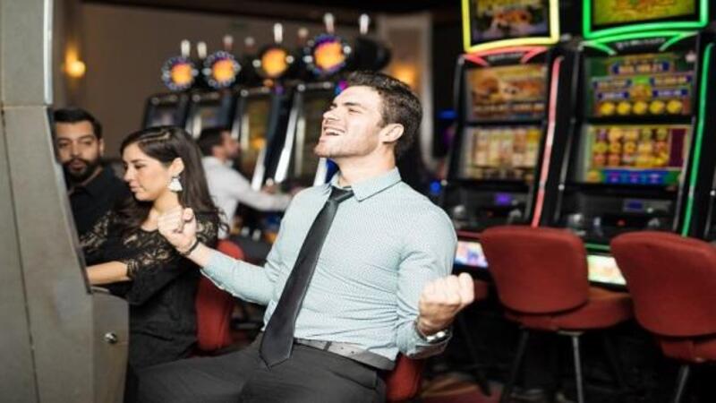 拉霸遊戲|賭客中獎歡呼 拉霸遊戲|賭客中獎歡呼